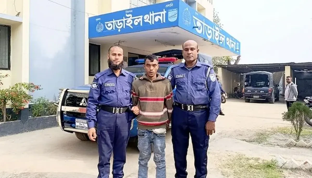 কিশোরগঞ্জে নেশার টাকা না পেয়ে বাবাকে কুপিয়ে হত্যার অভিযোগে রবিবার জুয়েল মিয়াকে আটক করে পুলিশ। ছবি: সংগৃহীত