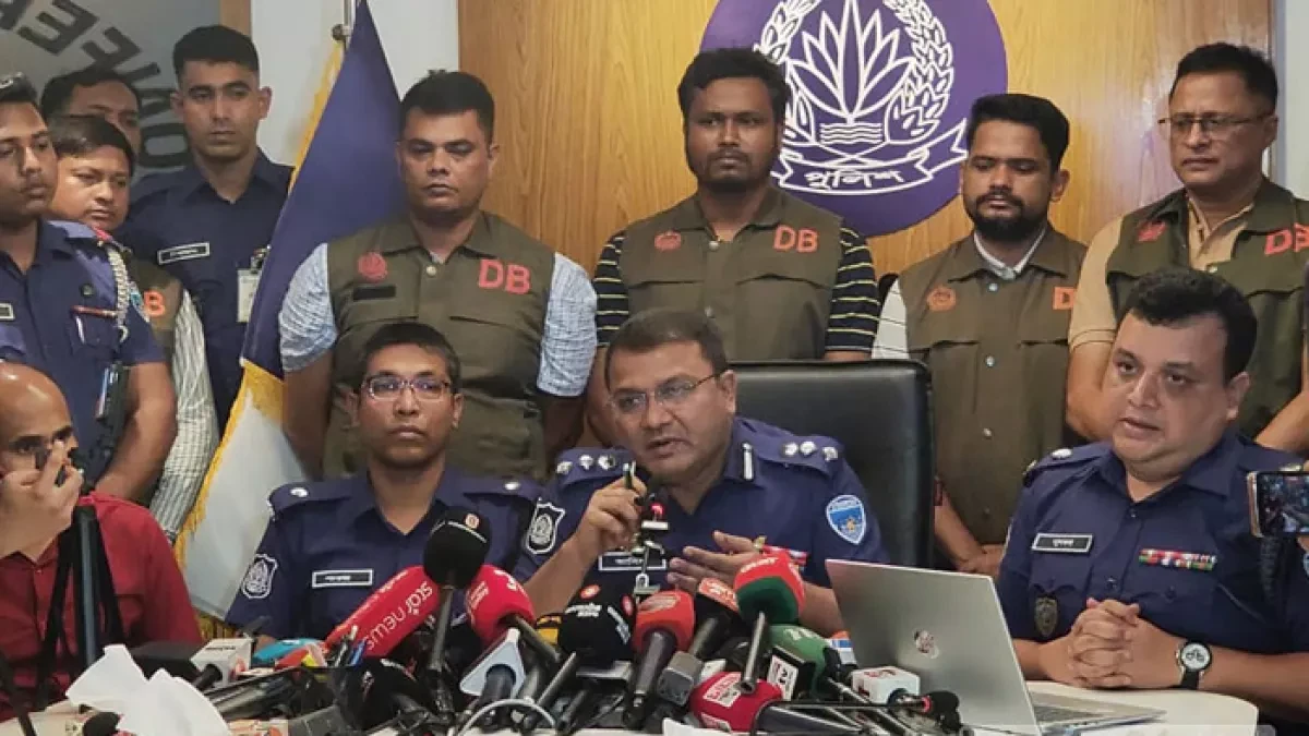 অপ্রতিম হত্যাকাণ্ড নিয়ে আয়োজিত সংবাদ সম্মেলনে কথা বলেন কুমিল্লার পুলিশ সুপার মো. আনিসুজ্জামান। ছবি: সংগৃহীত