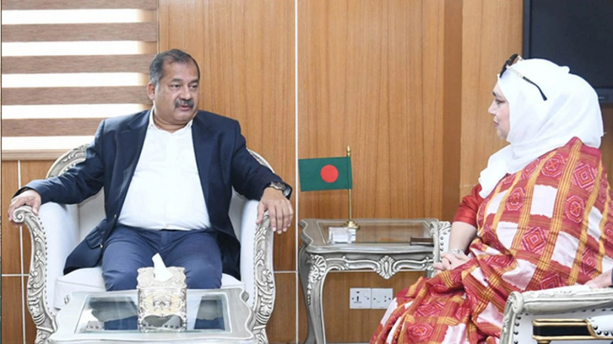 তথ্য ও সম্প্রচার মন্ত্রী জহির উদ্দিন স্বপনের সঙ্গে রবিবার সচিবালয় কার্যালয়ে সাক্ষাৎ করেন টেমসাইড পৌর মেয়র শিবলী আলম। ছবি: পিআইডি