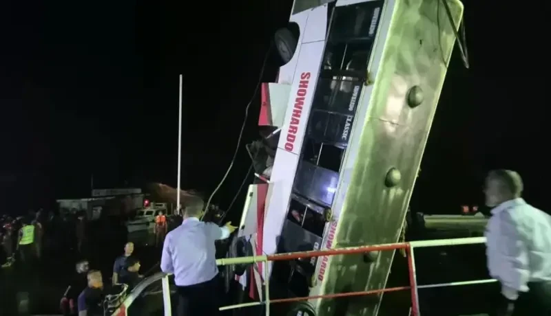 পদ্মা নদী থেকে উদ্ধারকারী জাহাজ হামজা কর্তৃক বাসটি টেনে তোলার দৃশ্য।ছবি: সংগৃহীত