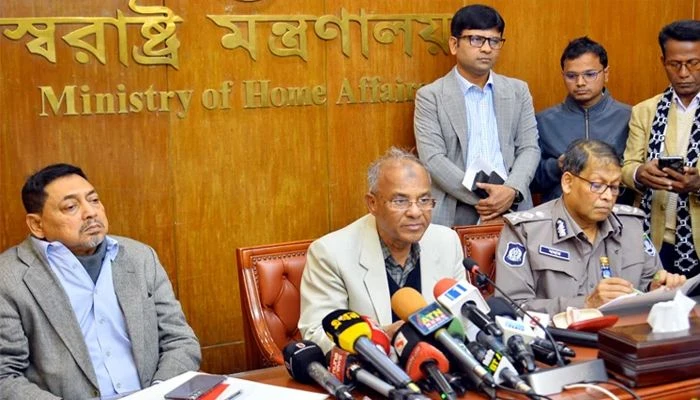 স্বরাষ্ট্র উপদেষ্টা লেফটেন্যান্ট জেনারেল (অব.) মো. জাহাঙ্গীর আলম চৌধুরী সোমবার সচিবালয়ে স্বরাষ্ট্র মন্ত্রণালয়ে আইনশৃঙ্খলা সংক্রান্ত উপদেষ্টা পরিষদ কমিটির সভা শেষে ব্রিফিং করেন। ছবি: বাসস