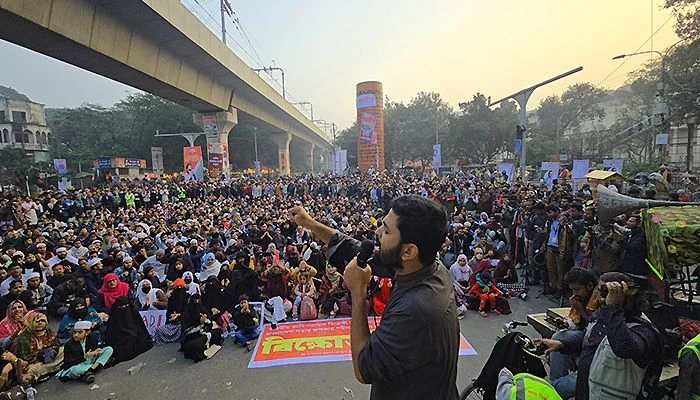 শাহবাগ অবরোধ করেছে ইনকিলাব মঞ্চের নেতাকর্মীরা।ছবি: সংগৃহীত