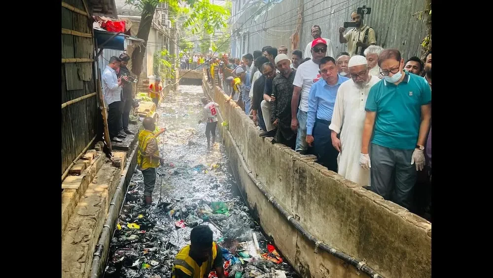 বর্ষা মৌসুমে জলাবদ্ধতা নিয়ন্ত্রণে রাখতে নগরীতে খাল-নালা পরিষ্কার কার্যক্রম শুরু করেছে চসিক মেয়র ডা. শাহাদাত