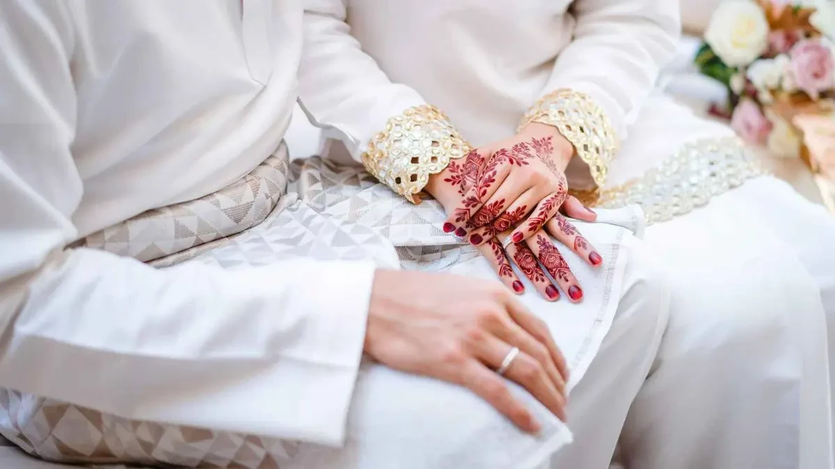 বিয়ের সাজে বর-কনের প্রতীকী হাত
