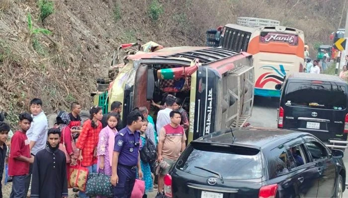 রাঙামাটির সাপছড়ি এলাকায় মহাসড়কের ওপর উল্টে থাকা যাত্রীবাহী বাসের কারণে যানজট এর সৃষ্টি হয়েছে।ছবি: সংগৃহীত