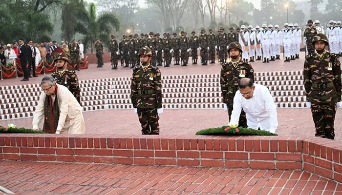 সাভারে জাতীয় স্মৃতিসৌধে পুষ্পস্তবক অর্পণ করছেন রাষ্ট্রপতি মো. সাহাবুদ্দিন ও প্রধানমন্ত্রী তারেক রহমান।ছবি: সংগৃহীত