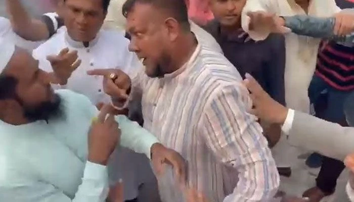 স্বাধীনতা দিবসের অনুষ্ঠানে ঘোষক বিতর্ক ঘিরে চুয়াডাঙ্গায় বিএনপি-জামায়াতের মধ্যে প্রথমে বাকবিতণ্ডা শুরু হলেও তা দ্রুত উত্তেজনায় রূপ নেয়। ছবি: সংগৃহীত