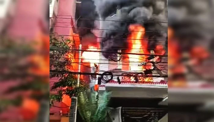 রাজধানীর উত্তরায় ছয়তলা একটি বাড়িতে অগ্নিকাণ্ড। ছবি: ফায়ার সার্ভিসের সৌজন্যে